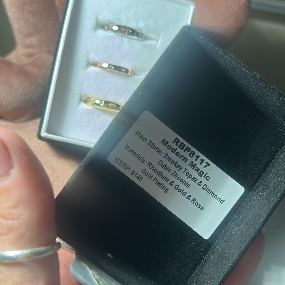 Luxe Bands Rings - Picture 2 of 3